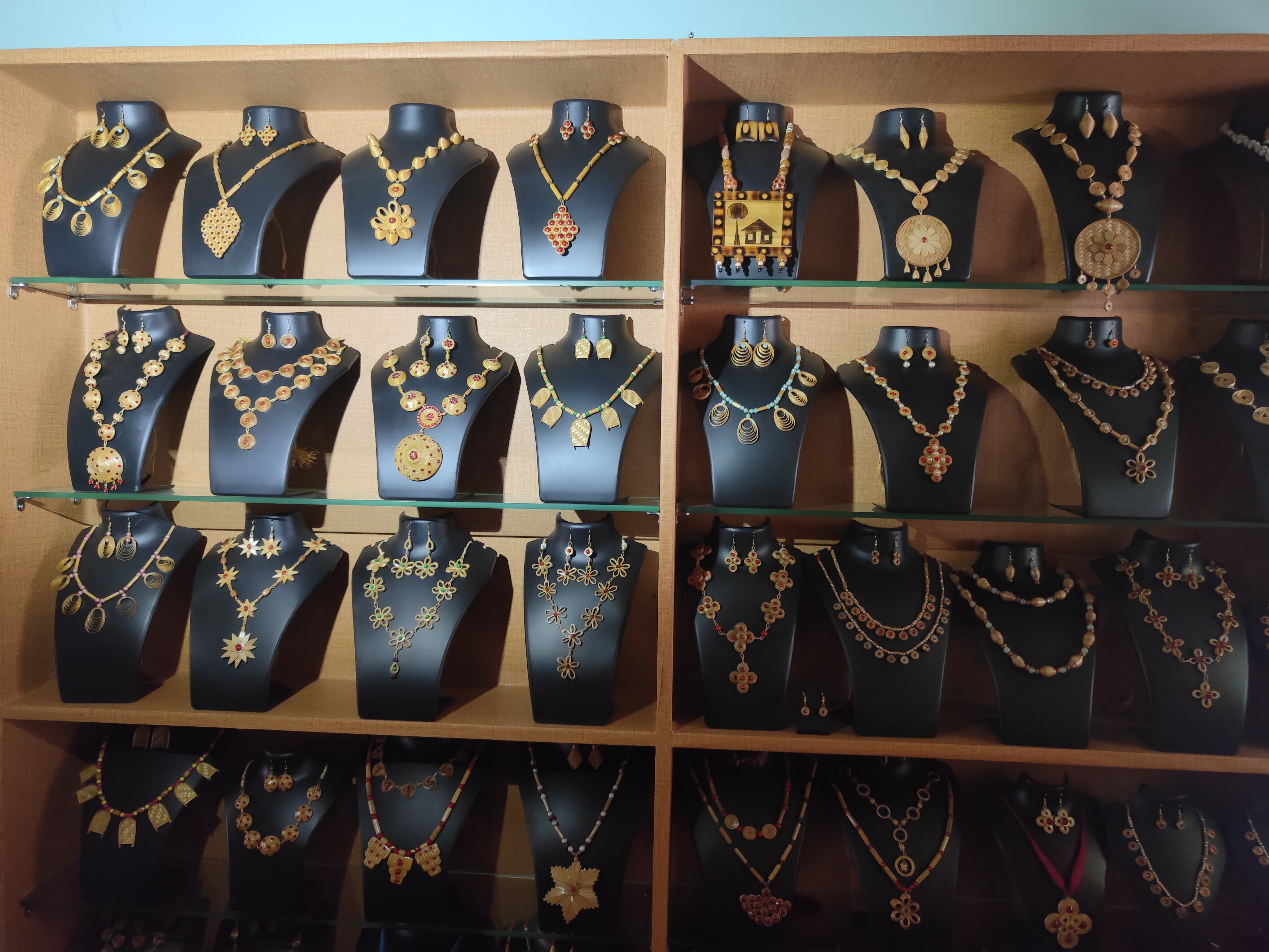 മുളയാഭരണങ്ങൾ  ഫാഷൻ ലോകത്തെ കരകൗശലം  കരകൗശല ആഭരണങ്ങള്‍  മുള കൊണ്ടുള്ള വസ്‌തുക്കള്‍