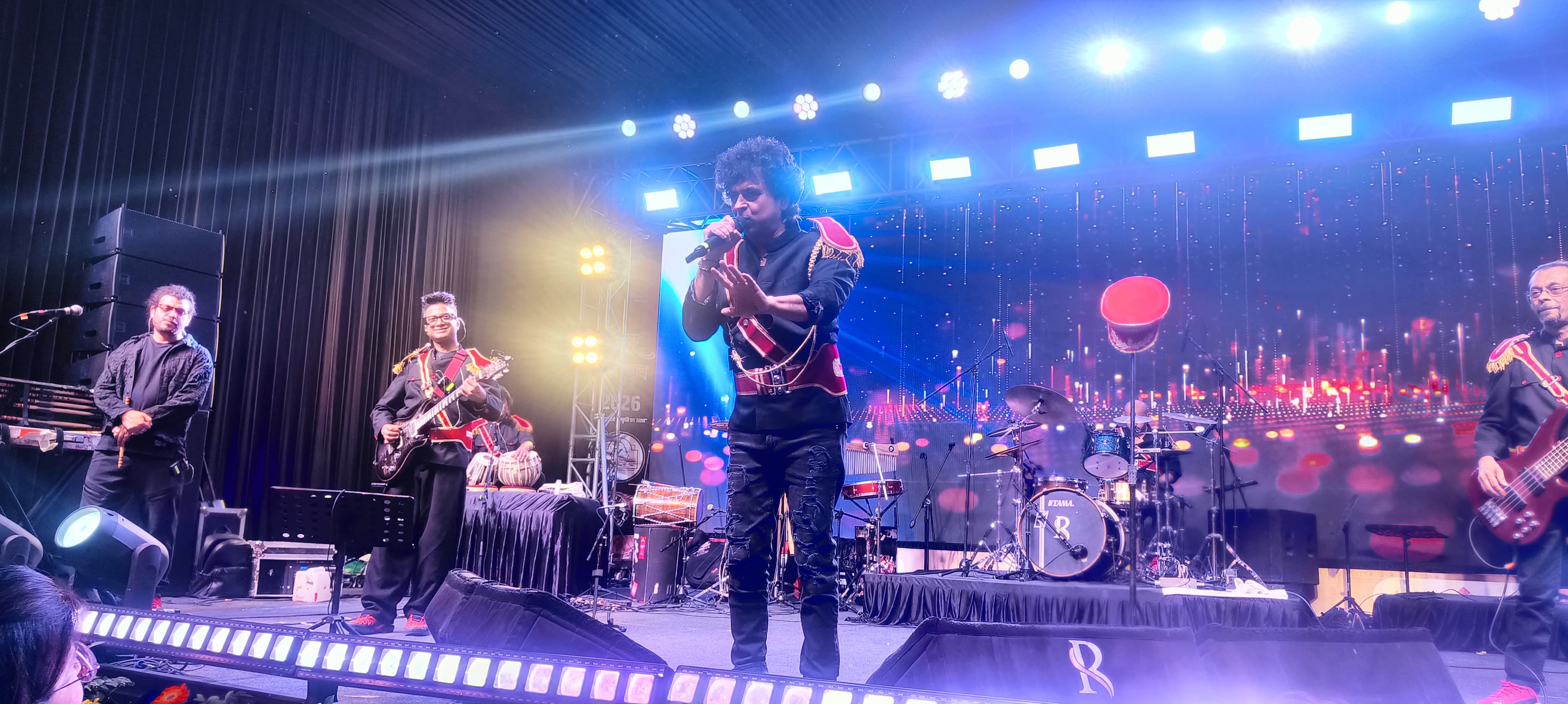 बिठूर महोत्सव में प्रस्तुति देते गायक पलाश सेन व साथी.