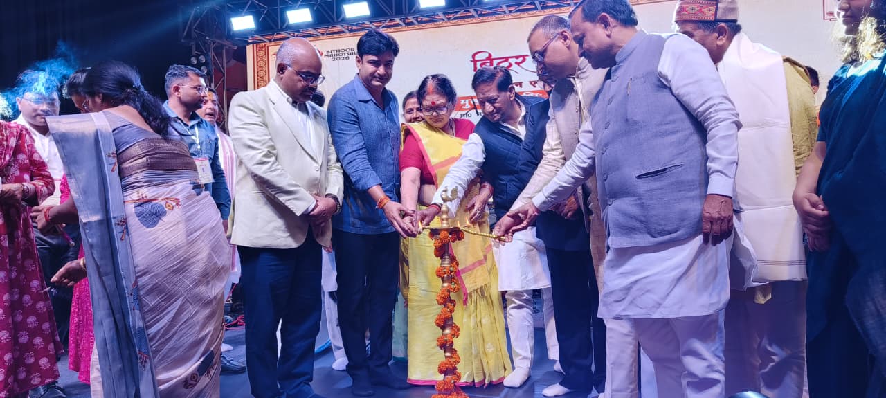 बिठूर महोत्सव का उद्घाटन करते मुख्य अतिथि मंत्री योगेंद्र उपाध्याय व अन्य.