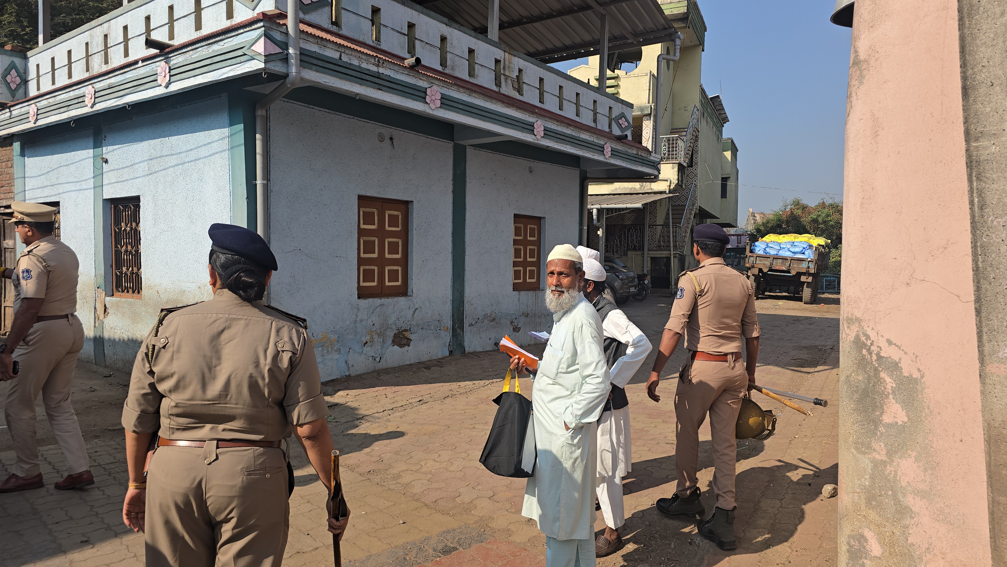 પોલીસ પર હુમલો કરનારા લોકો સામે ફરિયાદ નોંધવામાં આવી