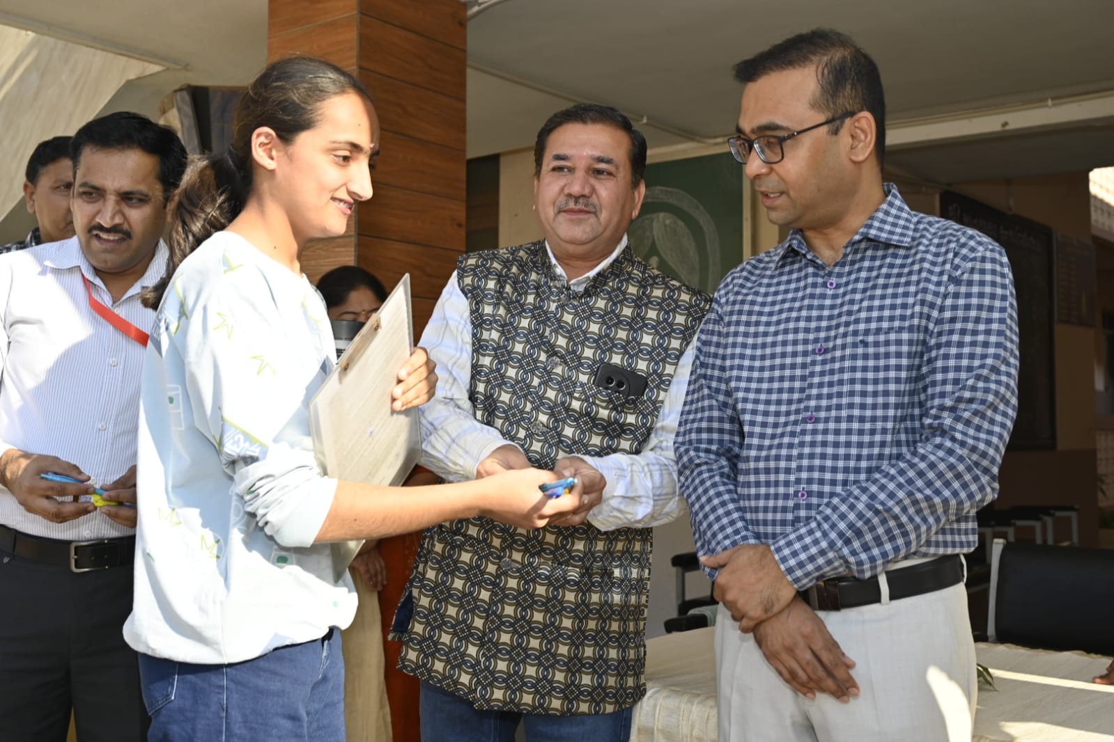 કચ્છના કલેક્ટર આનંદ પટેલે વિદ્યાર્થીઓને મીઠું મોઢું કરાવી પરીક્ષા આપવા પ્રોત્સાહિત કર્યા