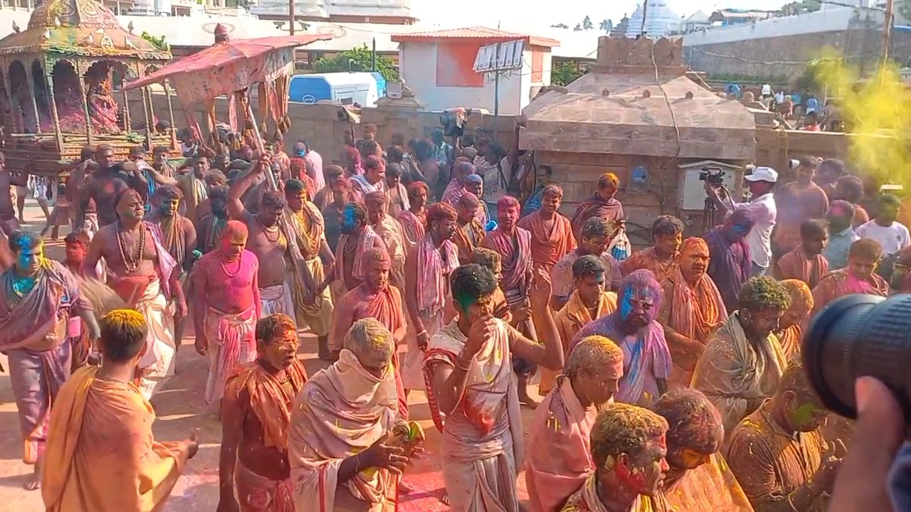 The devotee and the Lord have become one in the color of amber.