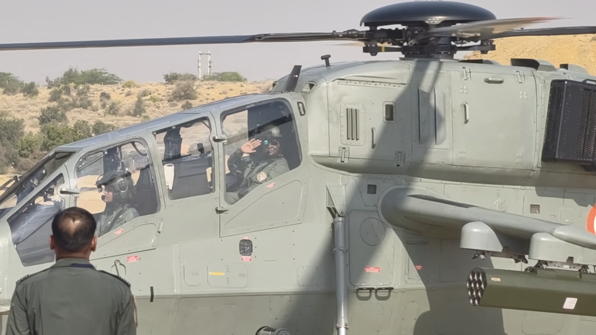 लड़ाकू हेलिकॉप्टर में उड़ान भरने वाली पहली राष्ट्रपति