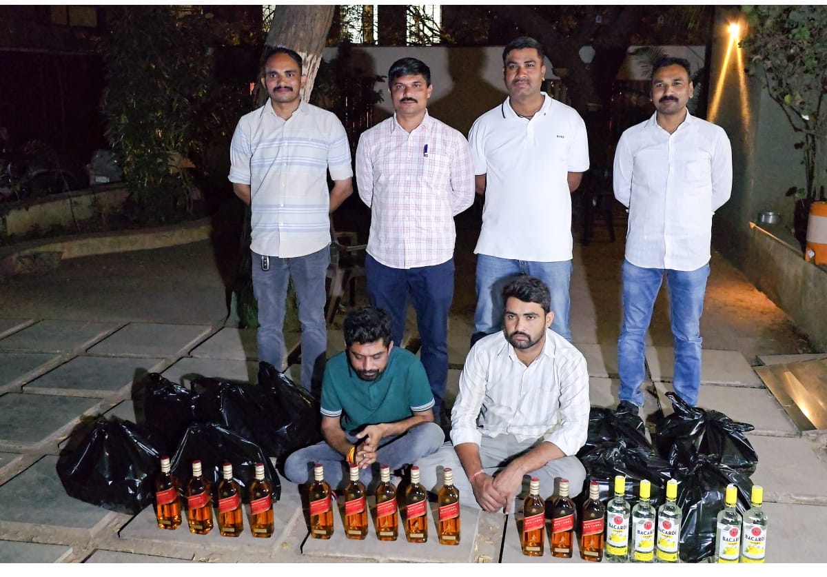 કાર છે કે દારૂ સંતાડવાની તિજોરી? અમદાવાદ હાઇવે પર પકડાયેલી કારમાંથી મળ્યો દારૂનો જથ્થો, બે લોકોની અટકાયત