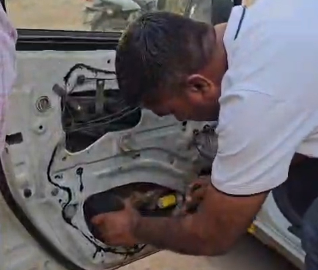 કાર છે કે દારૂ સંતાડવાની તિજોરી? અમદાવાદ હાઇવે પર પકડાયેલી કારમાંથી મળ્યો દારૂનો જથ્થો, બે લોકોની અટકાયત