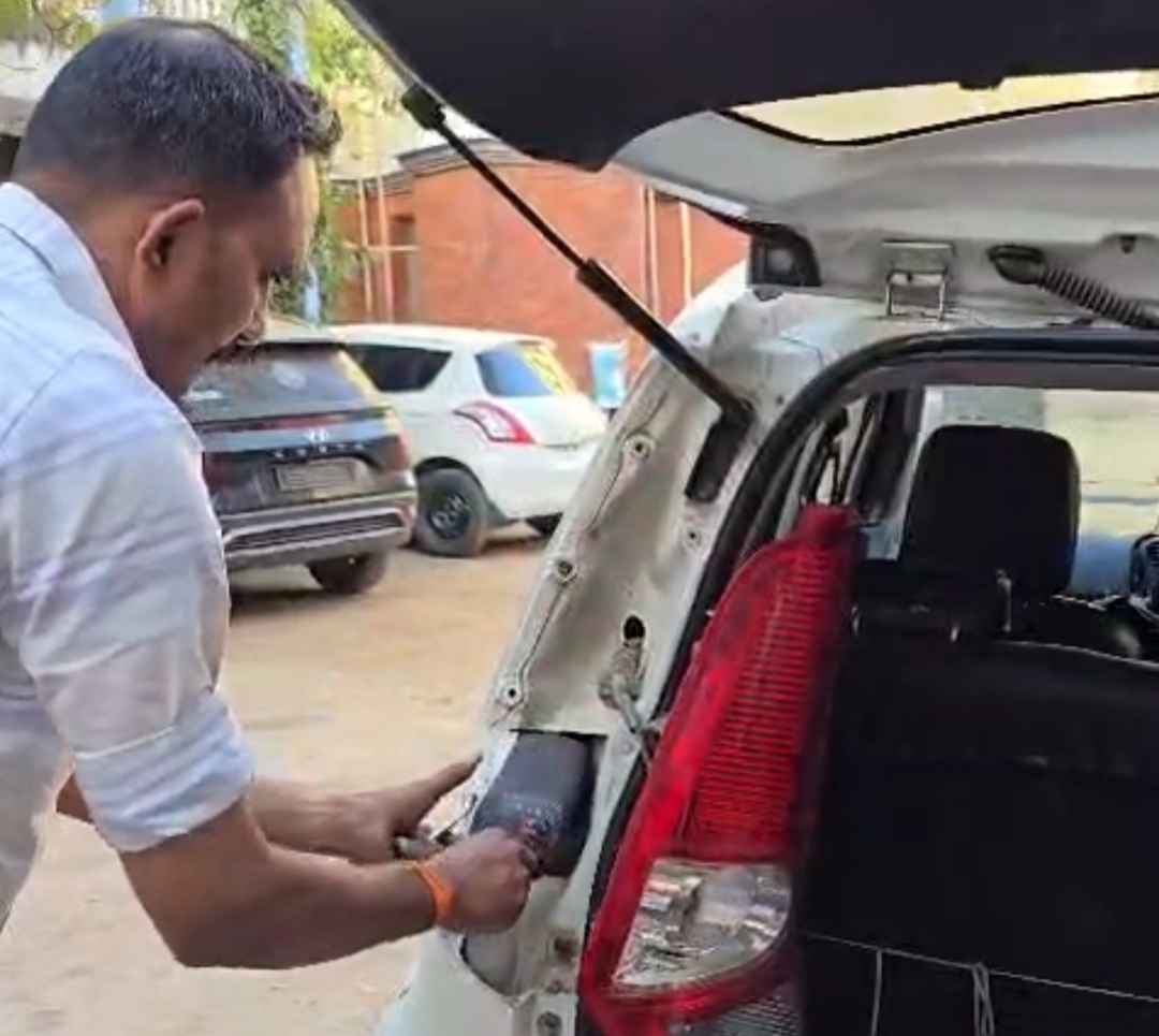 કાર છે કે દારૂ સંતાડવાની તિજોરી? અમદાવાદ હાઇવે પર પકડાયેલી કારમાંથી મળ્યો દારૂનો જથ્થો, બે લોકોની અટકાયત