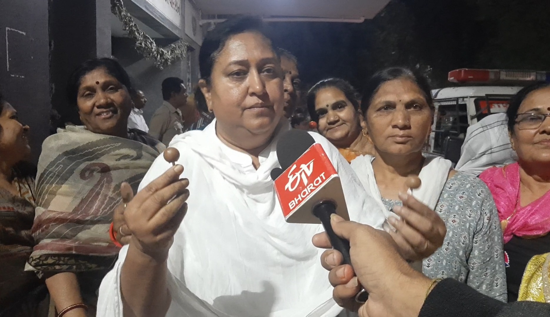 ભાવનગર મનપાના સભાખંડ બહાર મહિલા કોંગ્રેસનો લોલીપોપ વિરોધ