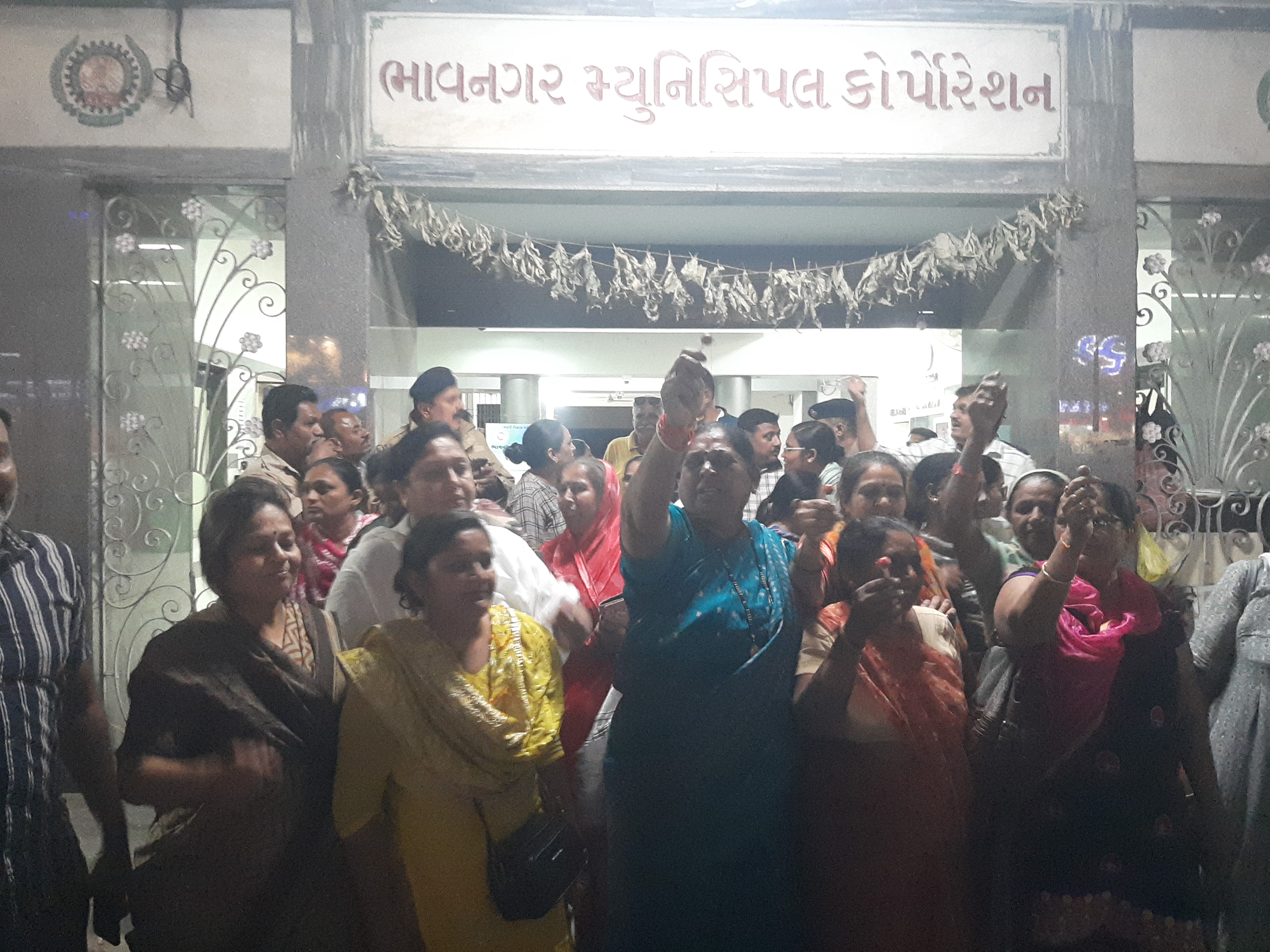 ભાવનગર મનપાના સભાખંડ બહાર મહિલા કોંગ્રેસનો લોલીપોપ વિરોધ