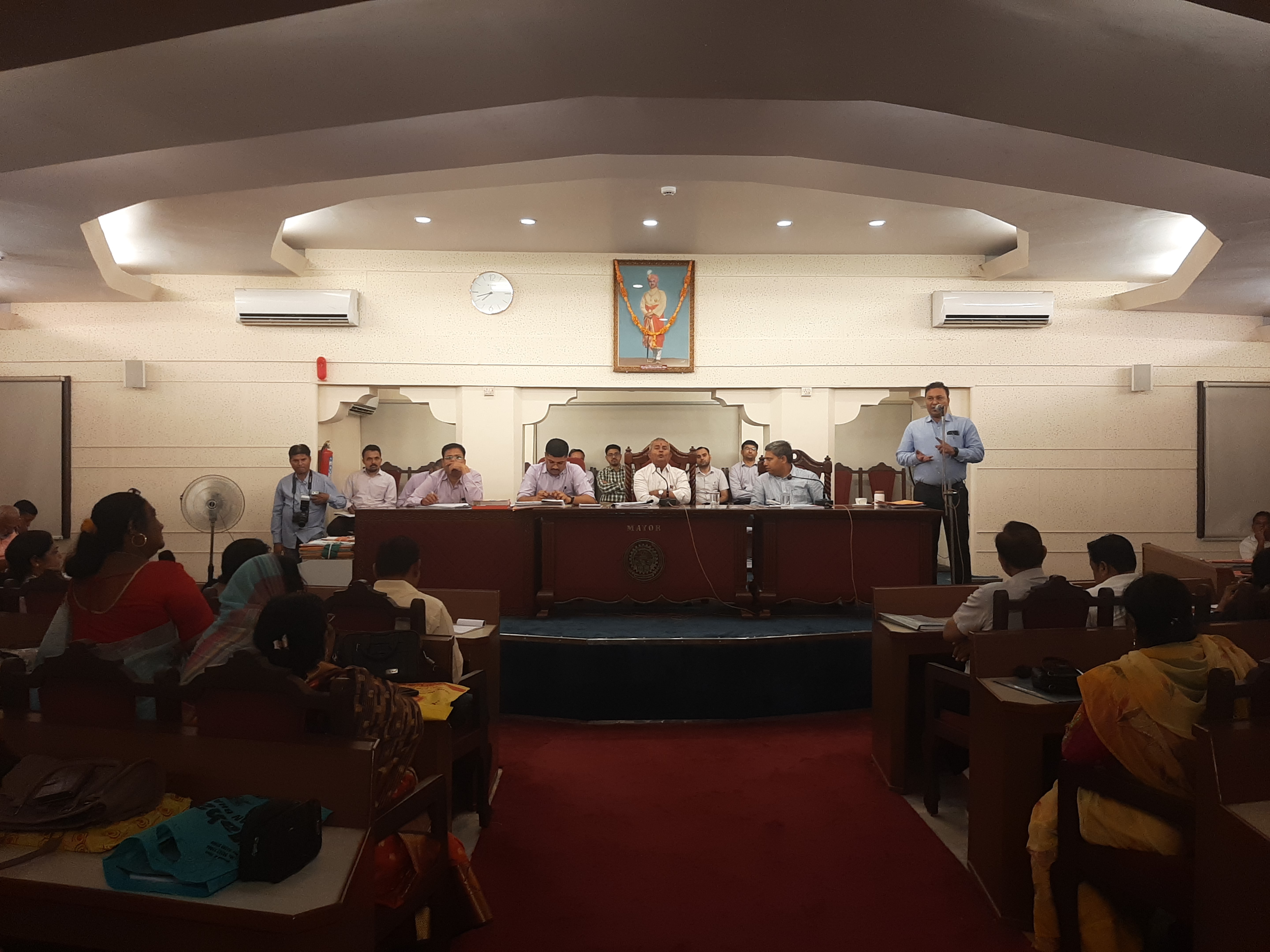 ભાવનગર મનપાના સભાખંડ બહાર મહિલા કોંગ્રેસનો લોલીપોપ વિરોધ