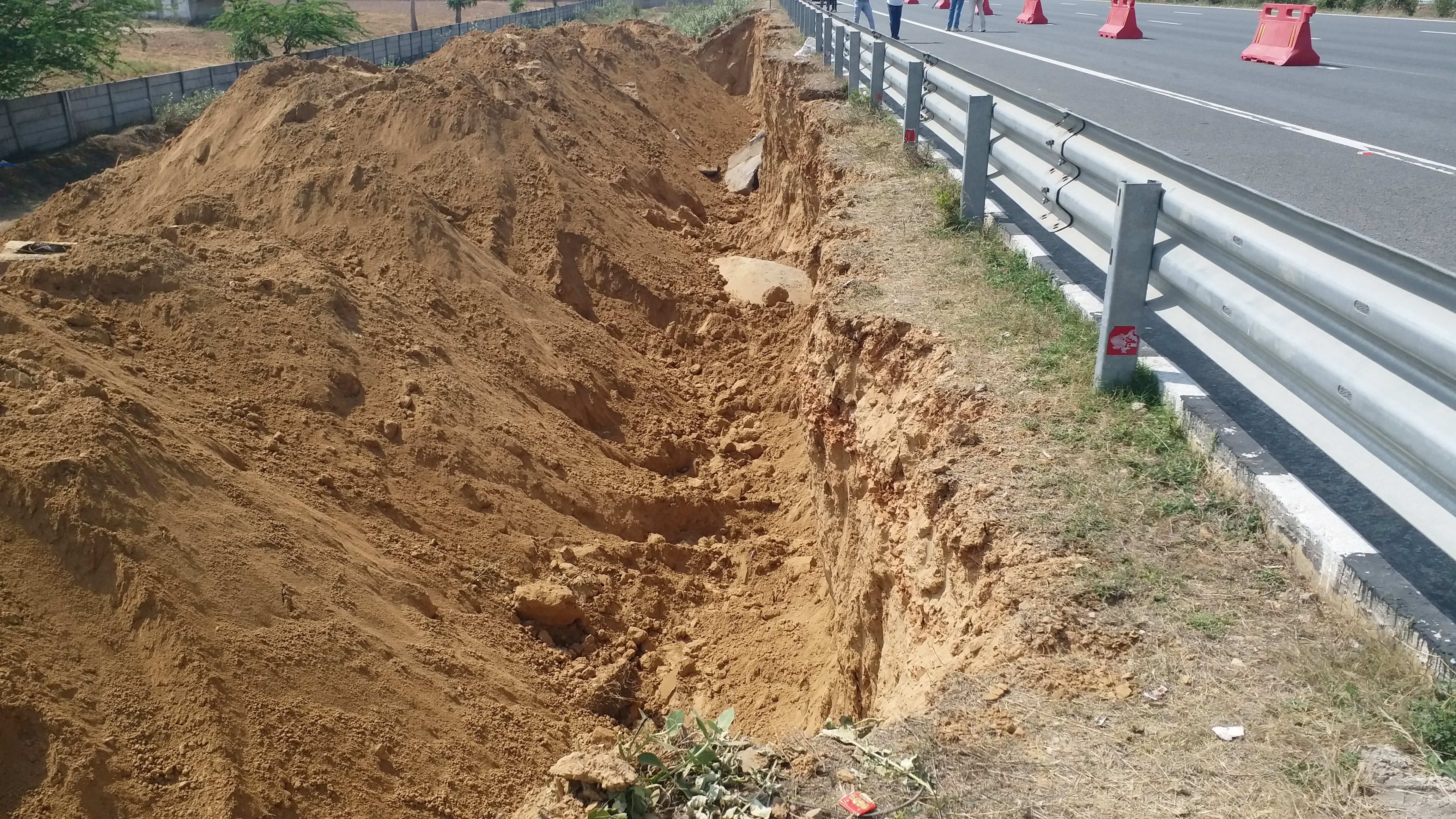 एक्सप्रेस वे की सड़क किनारे की गई खुदाई.