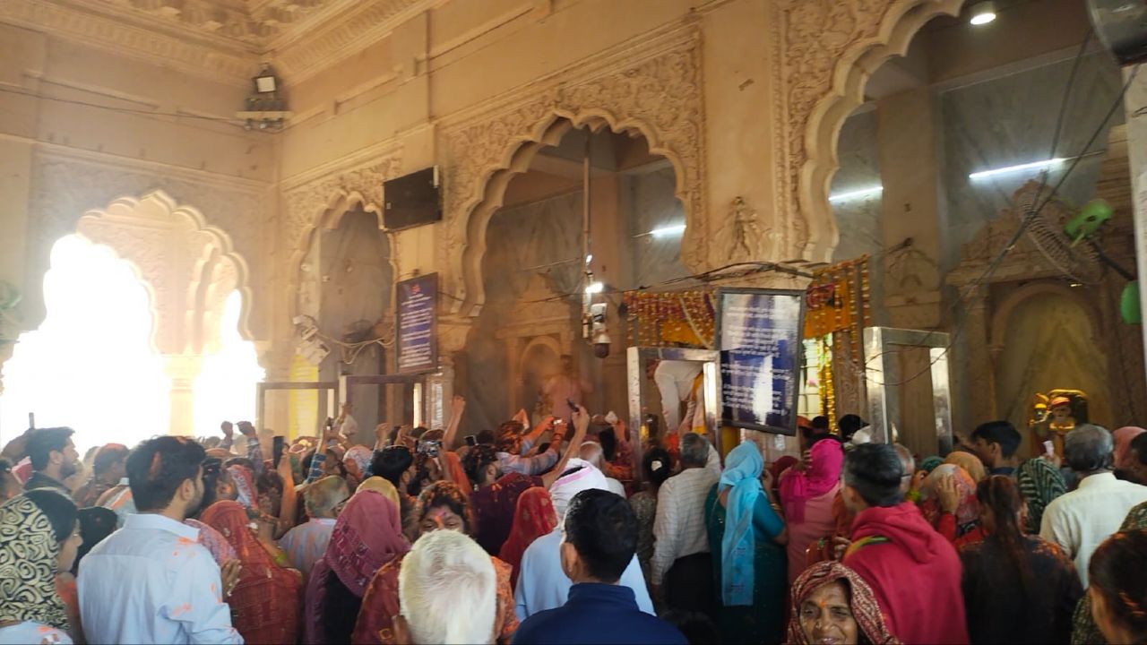 रंगों में नहाया बिहारीजी का दरबार