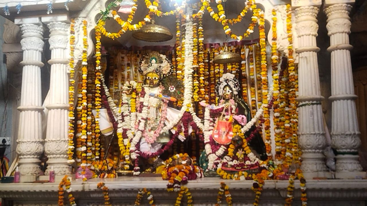 भक्तों पर बरसी आस्था की बौछार