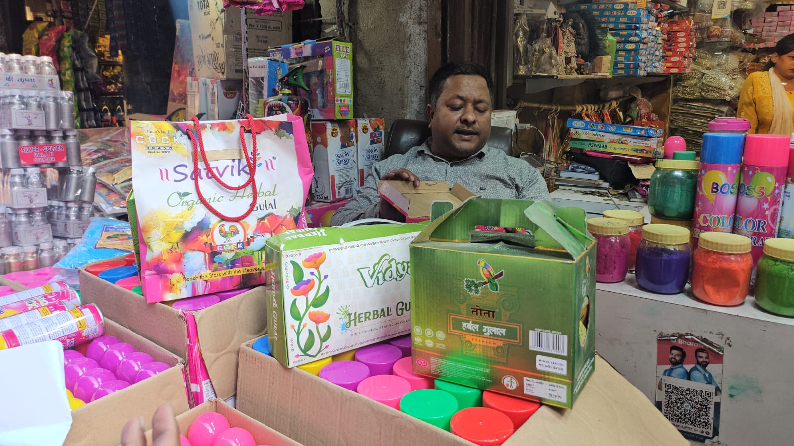दुकानदार होली का सामान बेचते हुए.