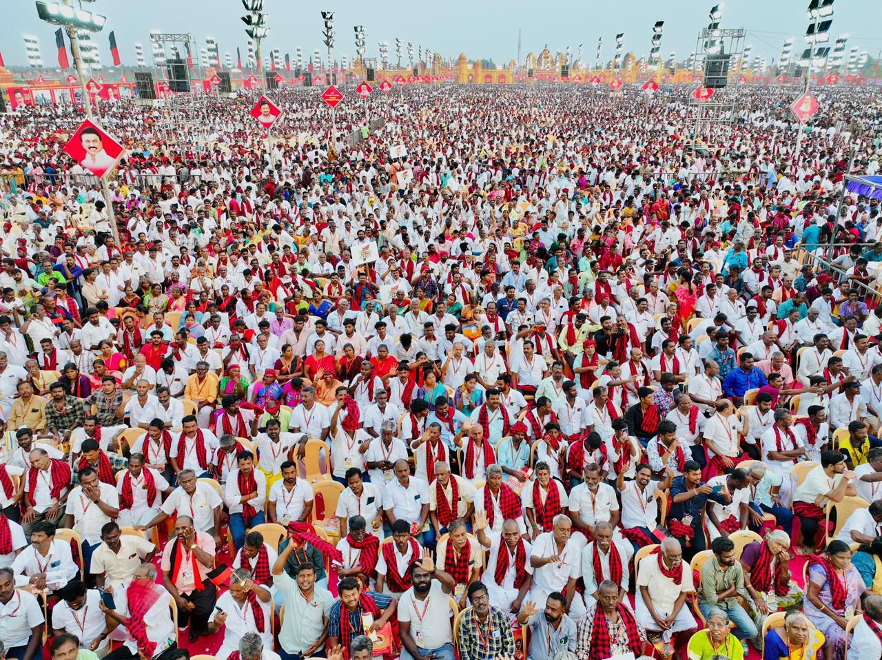 மாநாட்டில் கலந்துகொண்ட தொண்டர்கள்