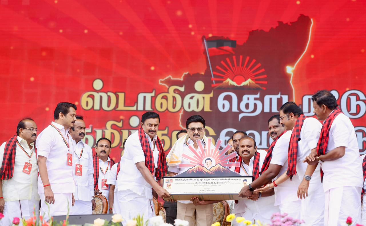 முதலமைச்சருக்கு வழங்கப்பட்ட நினைவு பரிசு