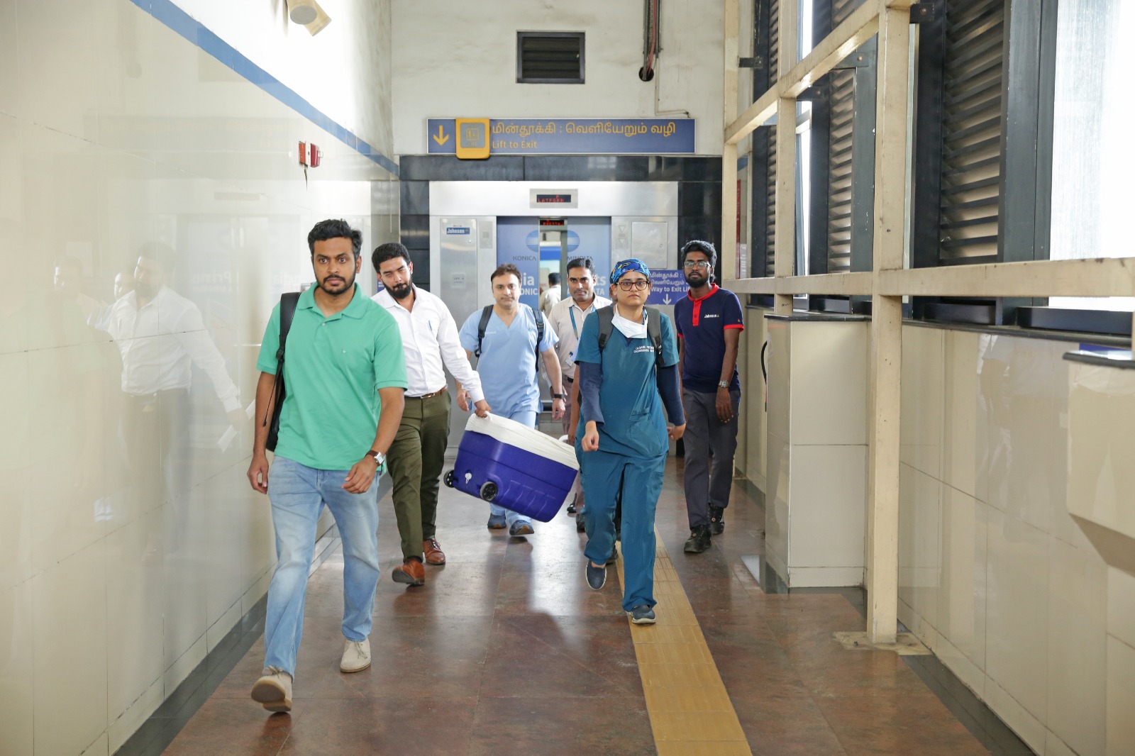 மெட்ரோ நிலையத்தில் மருத்துவ குழுவினர்