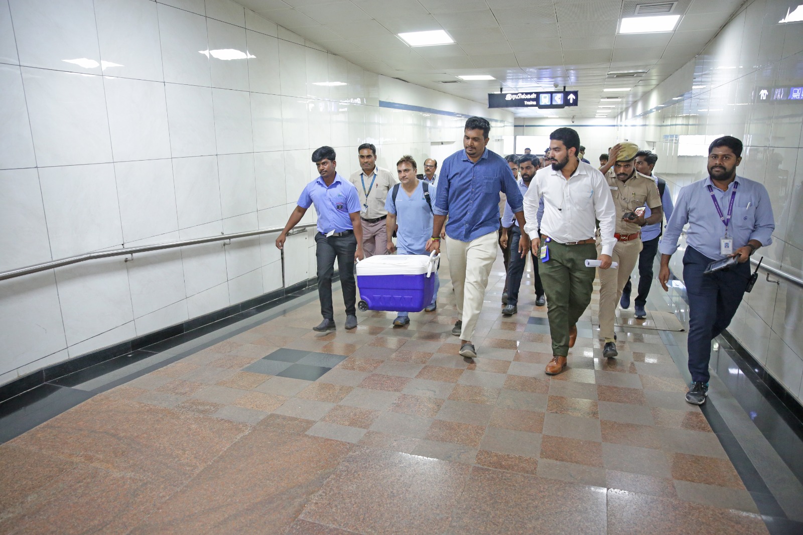 மெட்ரோ நிலையத்தில் மருத்துவ குழுவினர்