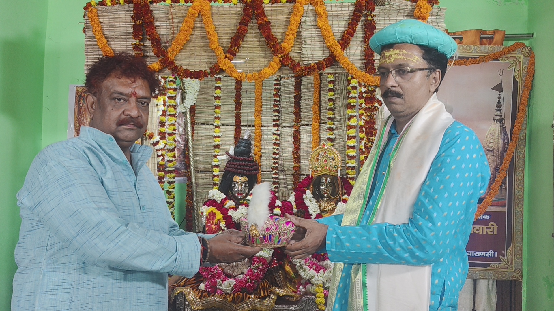 काशी के कारीगर बनाते हैं विशेष वस्त्र.