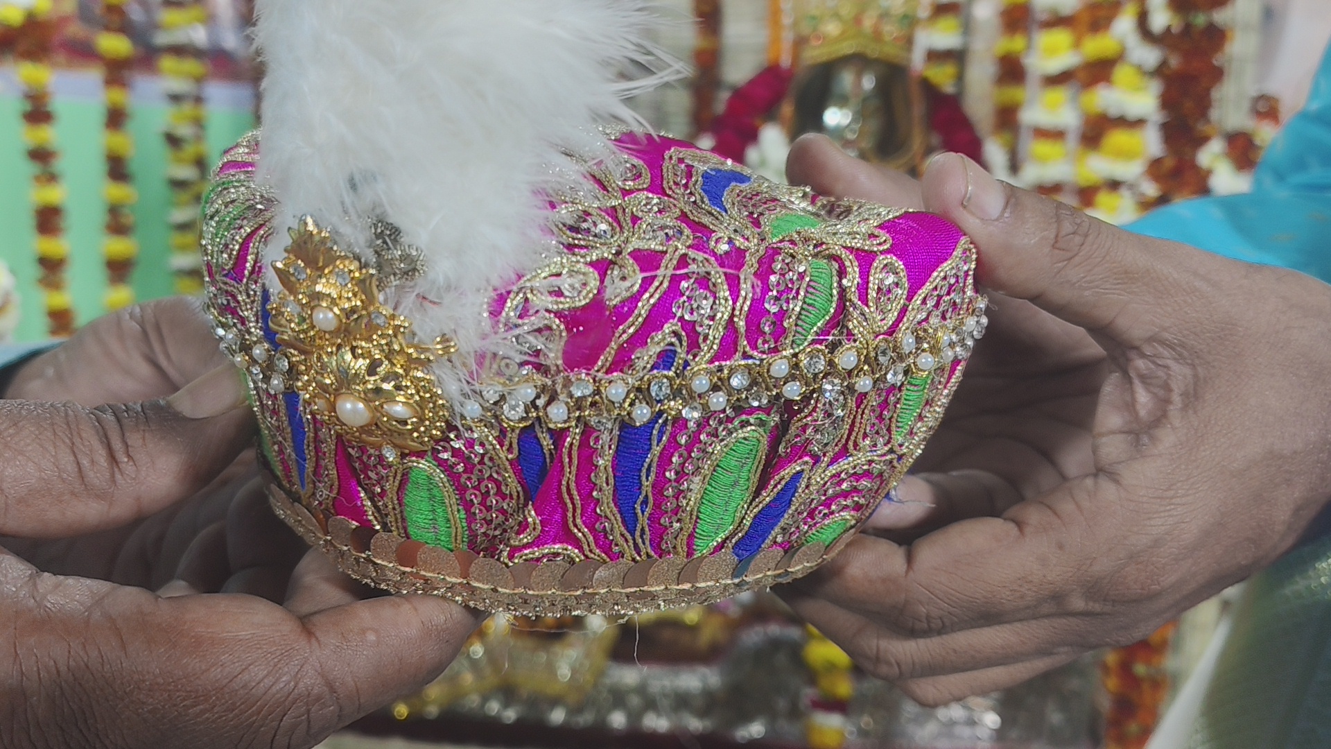 बाबा विश्वनाथ की विशेष टोपी.