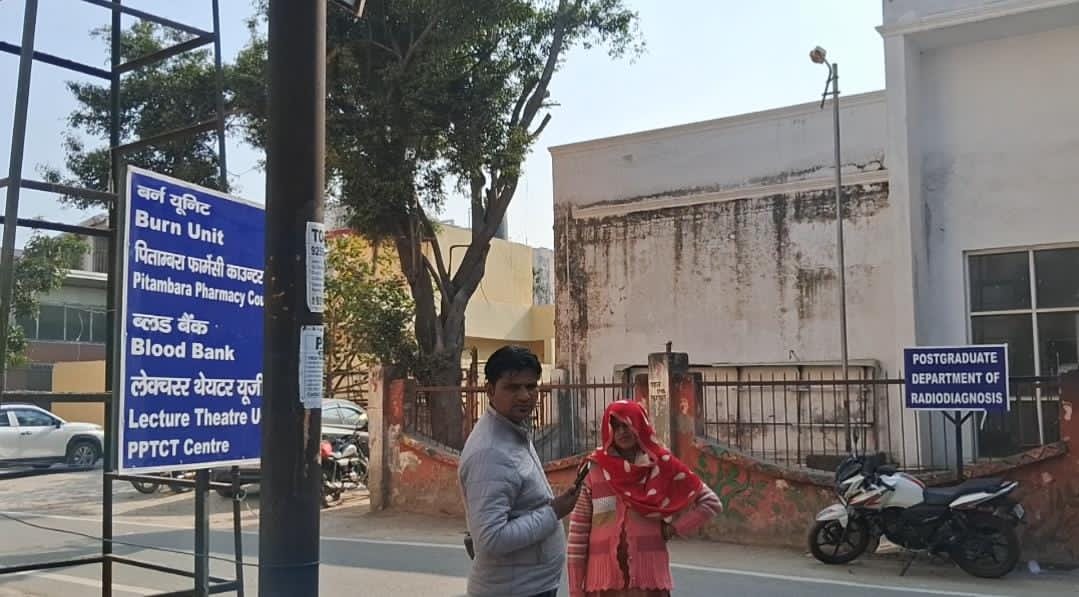 97 डॉक्टर संविदा पर काम कर रहे हैं.