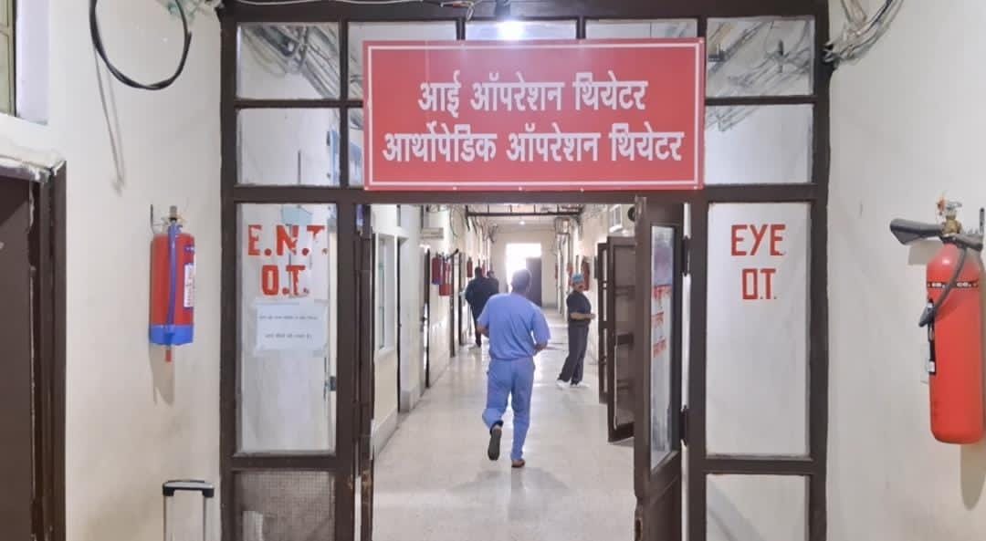 तीन दशक से पर्याप्त मेडिकल स्टाफ तक नहीं है.