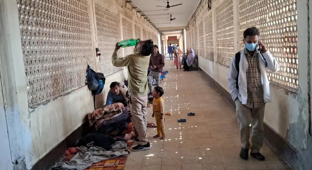 औसतन 20 हजार लोग हर दिन मेडिकल कॉलेज के कैंपस में यहां होते हैं.