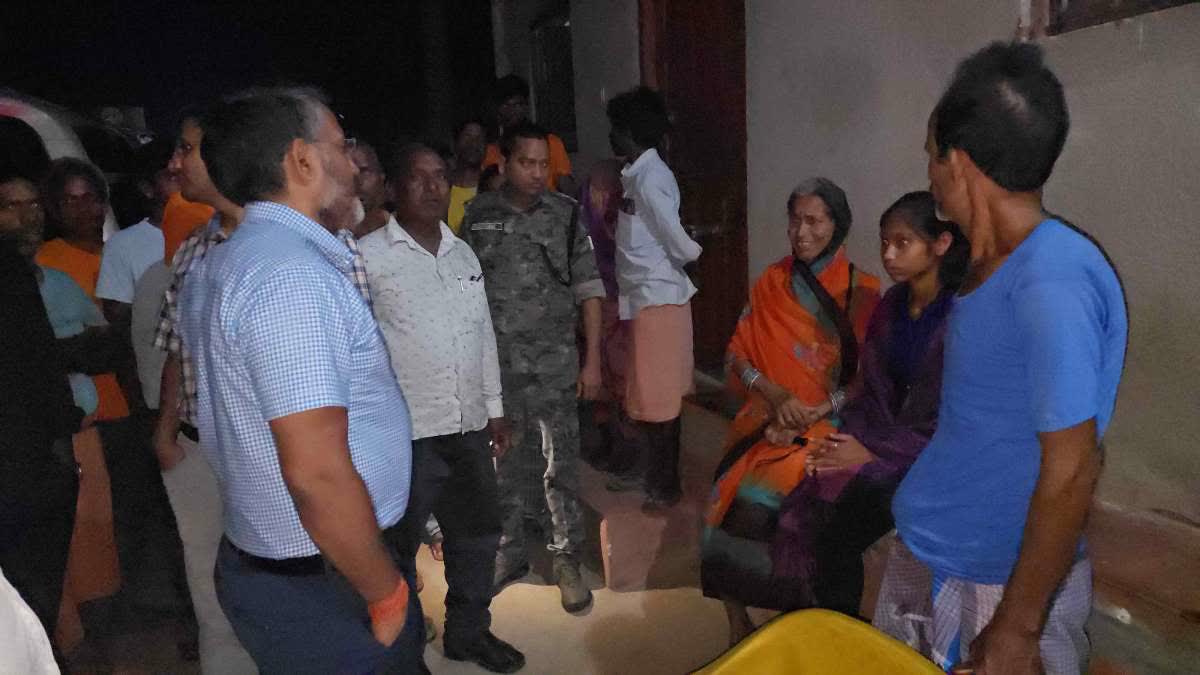 many-people-fell-ill-after-eating-golgappa-in-giridih-dc-meets-patients
