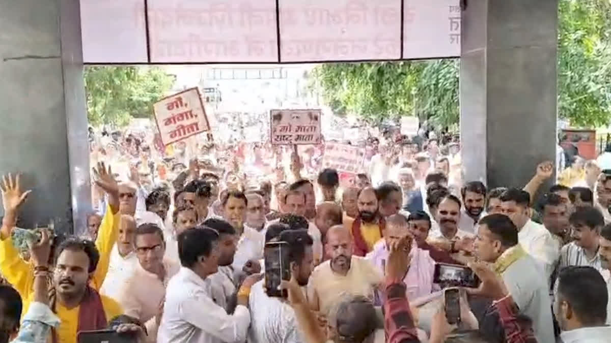 Sadhus, saints, and citizens arrived to submit a memorandum to the administration.