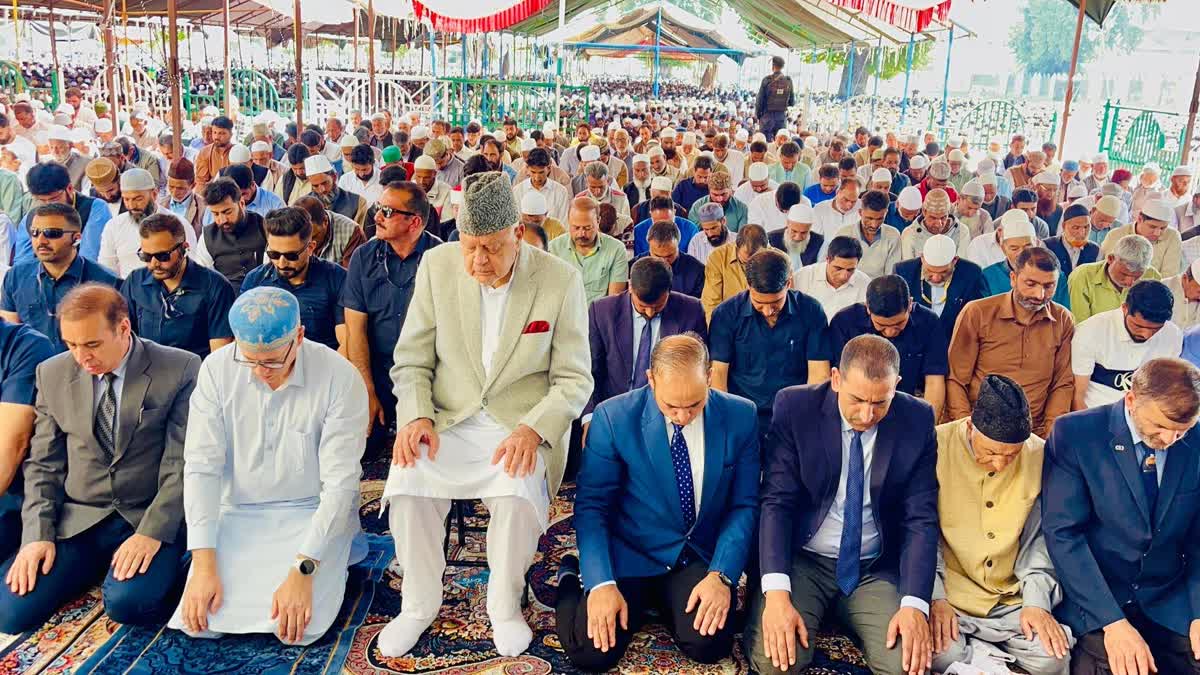 وزیر اعلیٰ عمر عبداللہ کے ساتھ ان کے والد نیشنل کانفرنس کے صدر فاروق عبداللہ