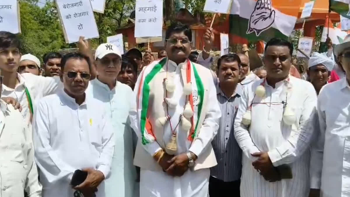 Congress leaders and workers wearing garlands of light bulbs in Simalwara, Dungarpur.
