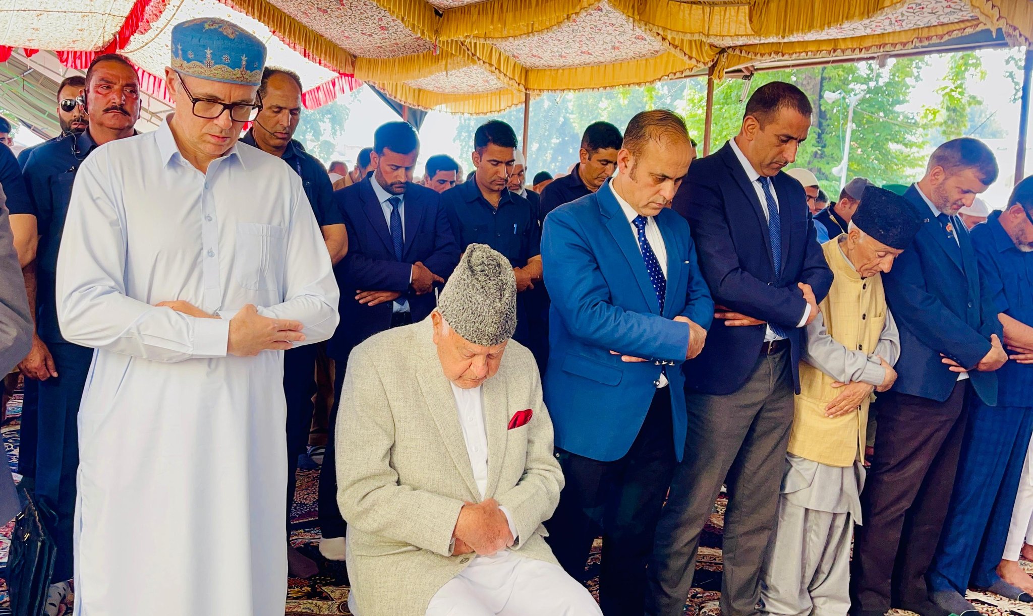 وزیر اعلیٰ عمر عبداللہ کے ساتھ ان کے والد نیشنل کانفرنس کے صدر فاروق عبداللہ