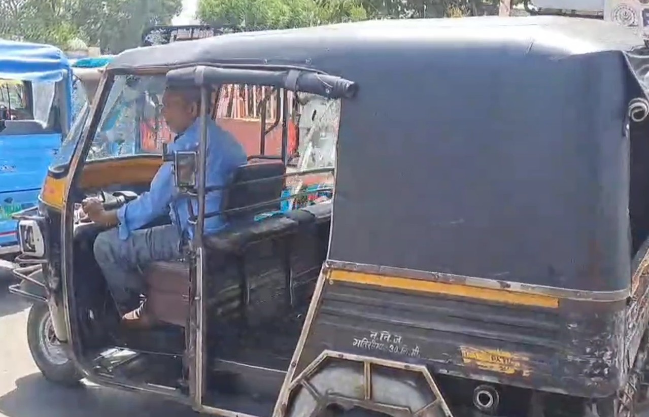 ईंधन भरवाने के लिए घंटों लगना पड़ रहा लाइन