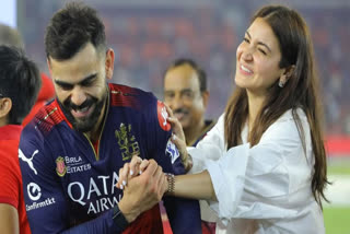 Anushka Sharma Gets warm hug from Virat Kohli