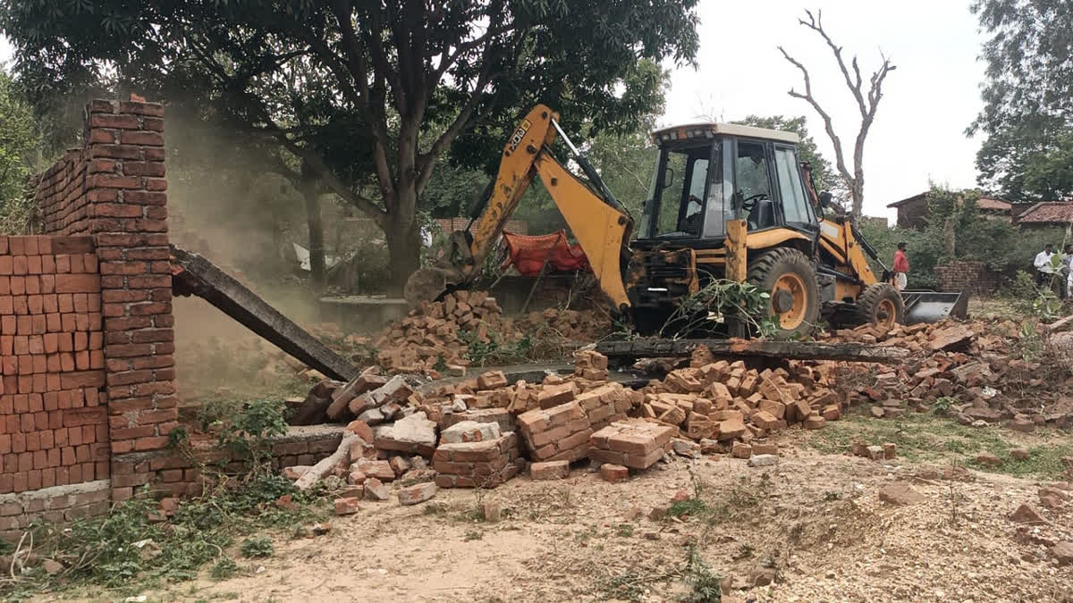 भू माफियाओं के खिलाफ जिला प्रशासन की बड़ी कार्रवाई, छुछन्दरी नदी को मूल स्वरूप में लाने की कार्रवाई शुरू, तोड़ा गया निर्माण - Action against land mafia Action against land mafia in Giridih