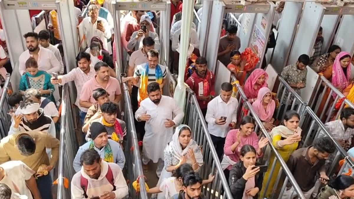 भक्तों की भीड़