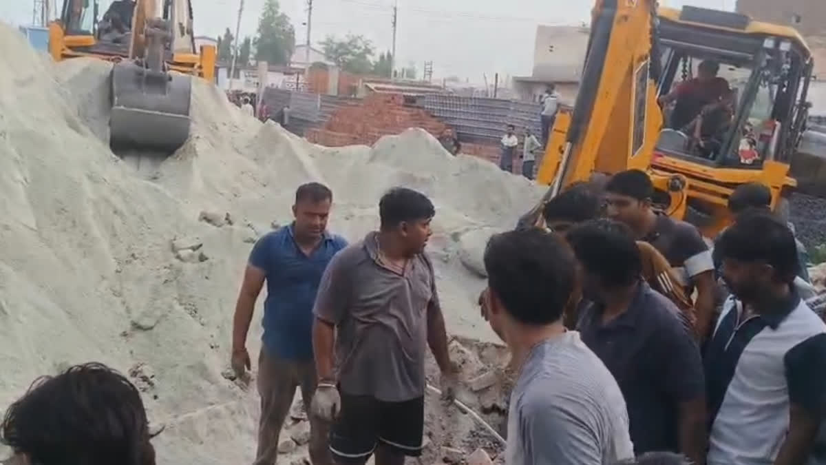 Wall collapsed at Ganga Enclave Part 2 in Parvatiya Colony Faridabad