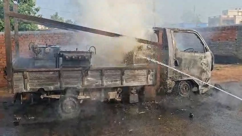 goods vehicle caught fire in Giridih