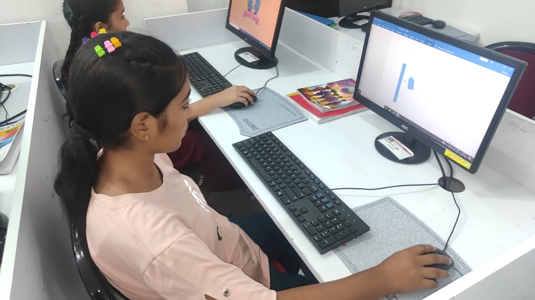 बच्चों को कंप्यूटर सिखाया जा रहा है