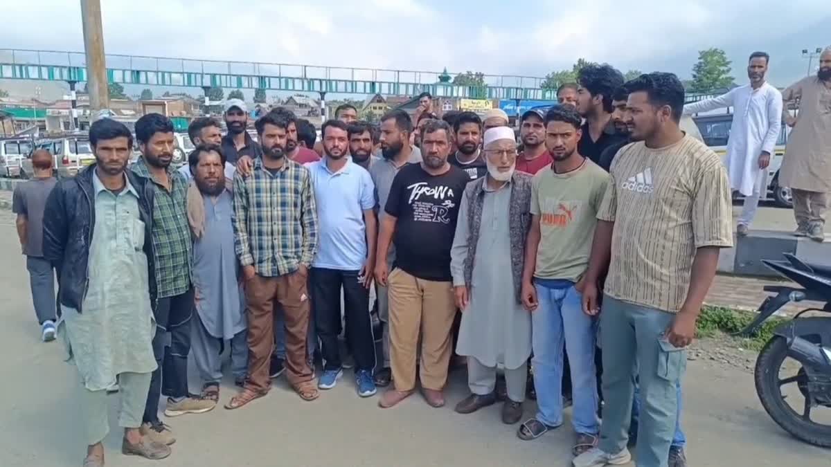ترال میں سٹینڈ کی مانگ کو لیکر بیٹری آٹو ڈرایئورز کا احتجاج