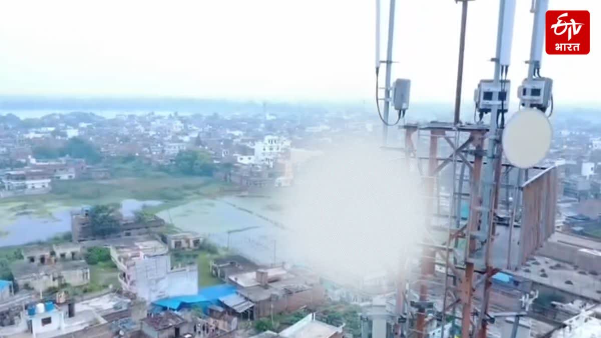 युवती टावर पर चढ़ी