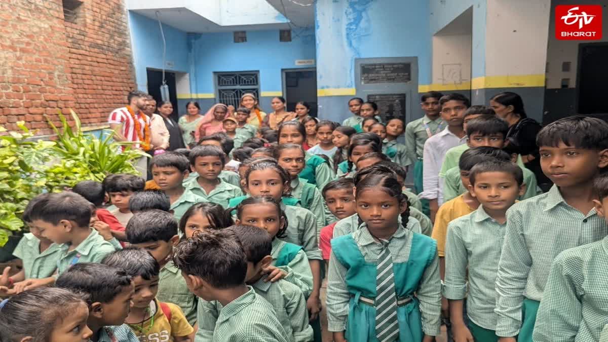 पैराग्वे के मेहमानों ने मऊ में नंदन बाल विद्या मंदिर का किया दौरा.