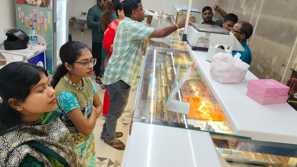Sweets shortage brings bitter taste on Raksha Bandhan