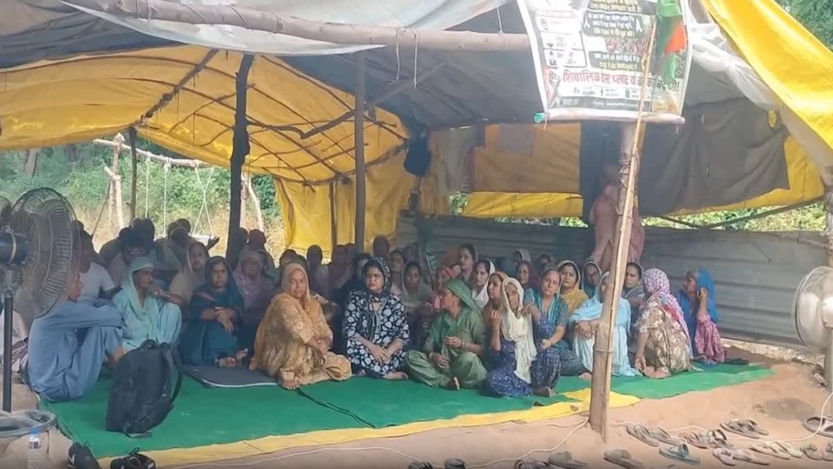 धरने पर बैठे ग्रामीण