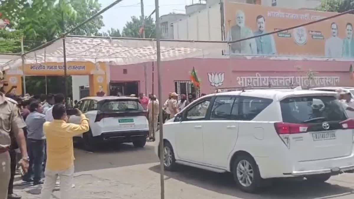भाजपा मुख्यालय पर मंथन के लिए पहुंच रहे नेता