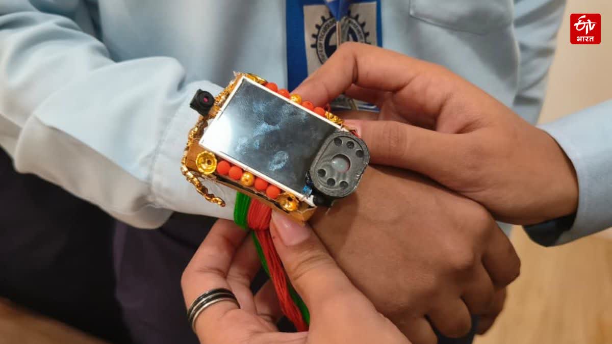 छात्राओं ने बनाई AI सोलर सेफ्टी राखी