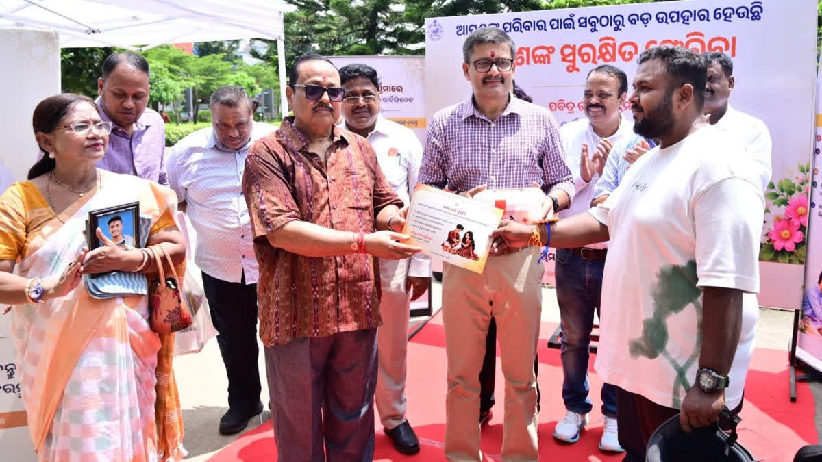 ରକ୍ଷା ବନ୍ଧନରେ ସଡ଼କ ସୁରକ୍ଷା ସଚେତନତା, ନିୟମ ମାନୁ ଥିବା ଚାଳକ ସମ୍ମାନିତ Odisha STA starts Raksha Purnima Road Safety Campaign