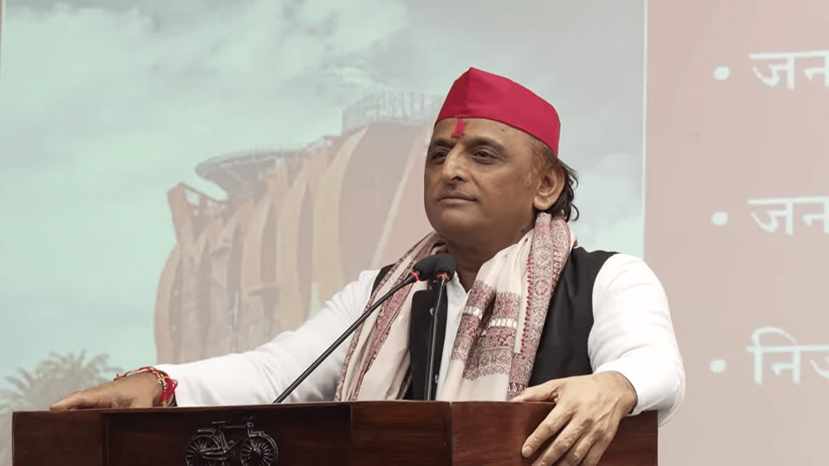 प्रेसवार्ता के दौरान सपा के राष्ट्रीय अध्यक्ष अखिलेश यादव