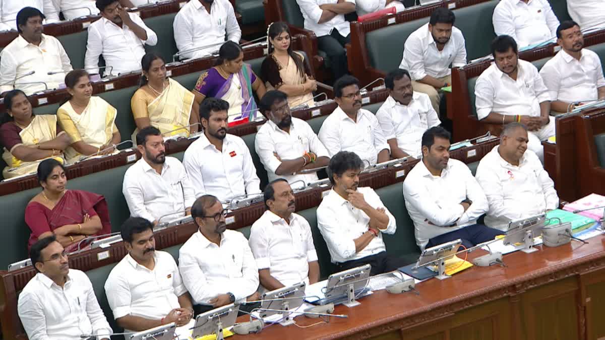சட்டப்பேரவையில் அமைச்சர்களுடன் அமர்ந்திருக்கும் முதலமைச்சர் விஜய்