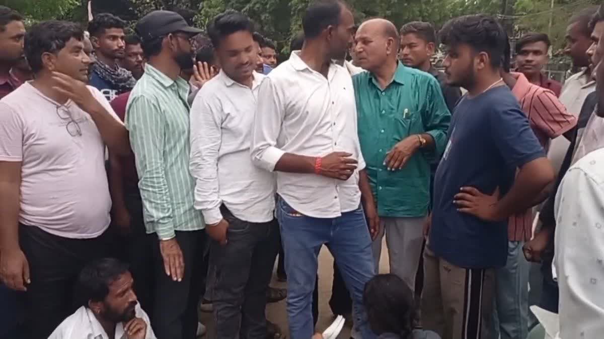 थाने के बाहर शव रखकर प्रदर्शन करते परिजन और ग्रामीण
