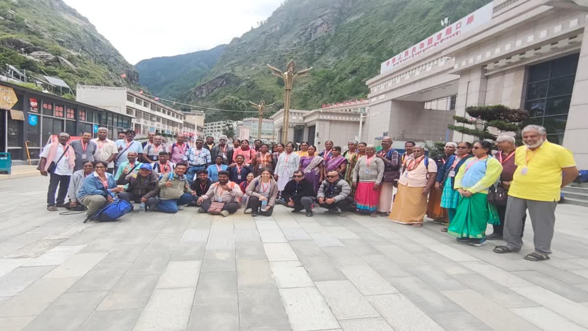 சென்னையில் இருந்து ஆன்மிக யாத்திரை சென்றவர்களில் ஒரு பகுதியினர்